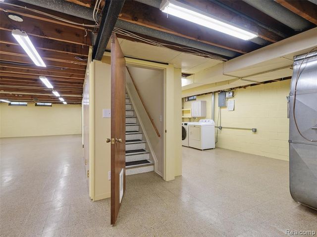 31526 Sunset Drive, Beverly Hills, MI 48025