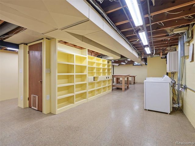 31526 Sunset Drive, Beverly Hills, MI 48025