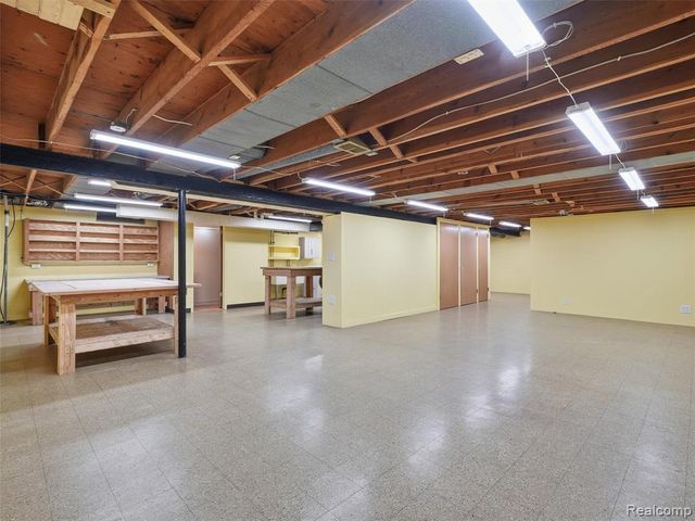 31526 Sunset Drive, Beverly Hills, MI 48025