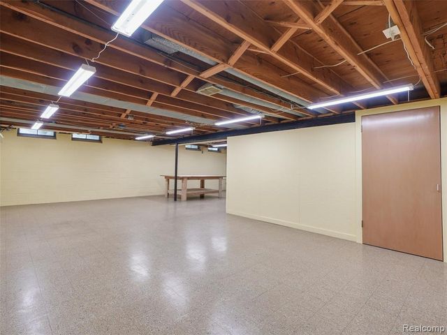 31526 Sunset Drive, Beverly Hills, MI 48025