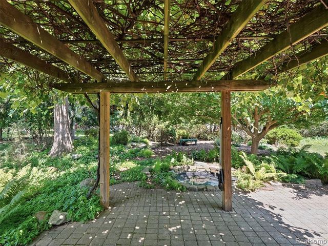 31526 Sunset Drive, Beverly Hills, MI 48025