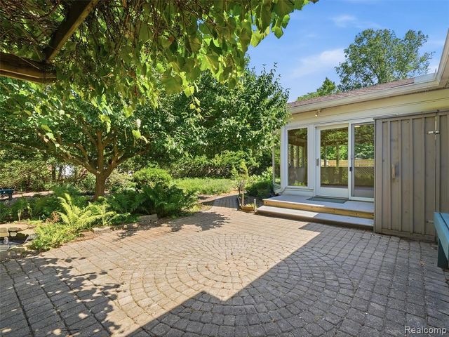 31526 Sunset Drive, Beverly Hills, MI 48025