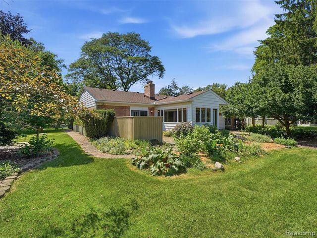 31526 Sunset Drive, Beverly Hills, MI 48025