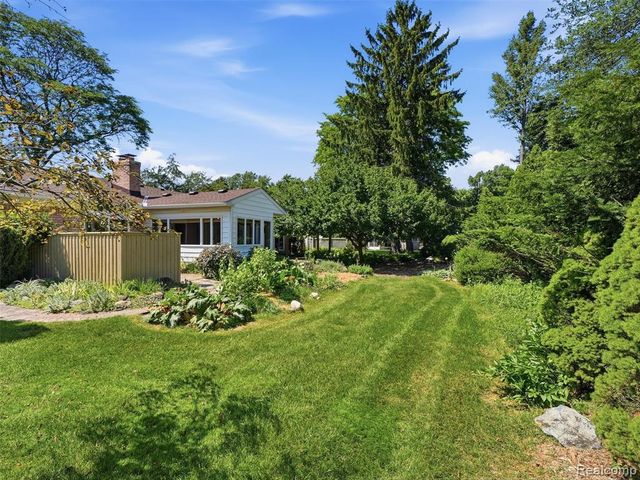 31526 Sunset Drive, Beverly Hills, MI 48025