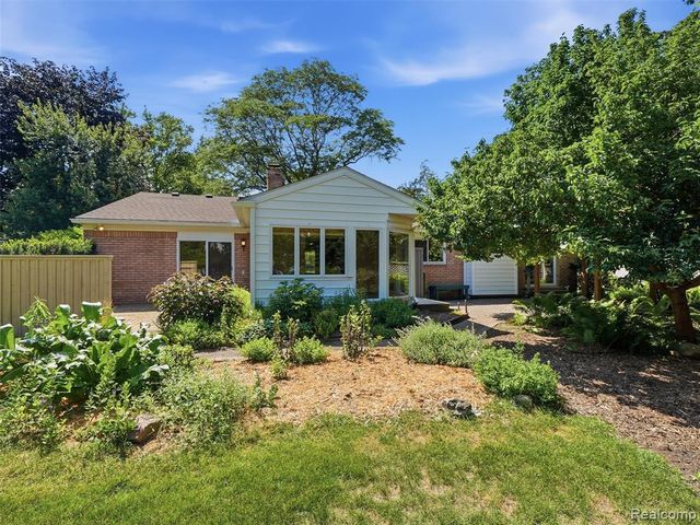 31526 Sunset Drive, Beverly Hills, MI 48025