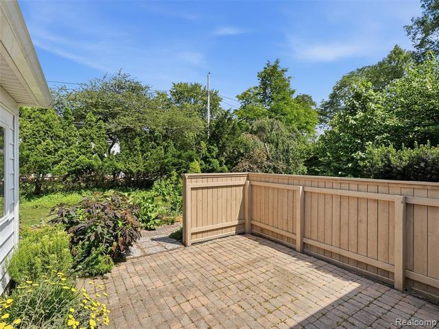31526 Sunset Drive, Beverly Hills, MI 48025