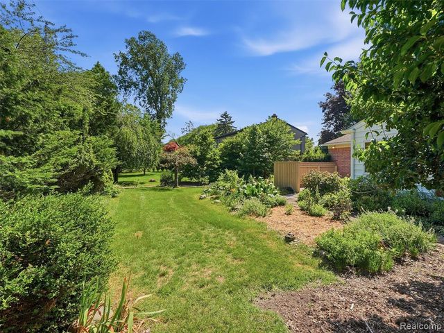 31526 Sunset Drive, Beverly Hills, MI 48025
