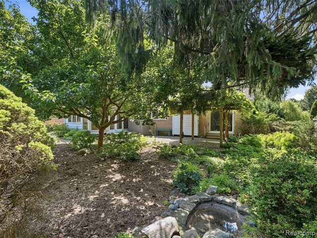 31526 Sunset Drive, Beverly Hills, MI 48025