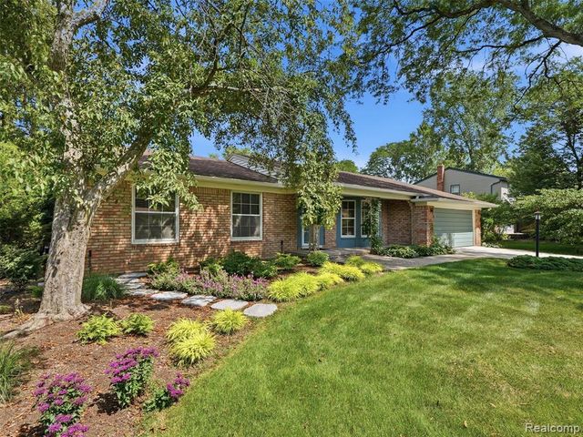 31526 Sunset Drive, Beverly Hills, MI 48025