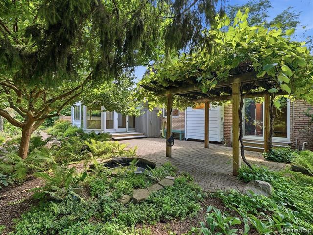 31526 Sunset Drive, Beverly Hills, MI 48025