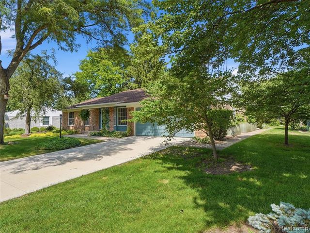 31526 Sunset Drive, Beverly Hills, MI 48025