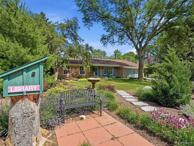 31526 Sunset Drive, Beverly Hills, MI 48025