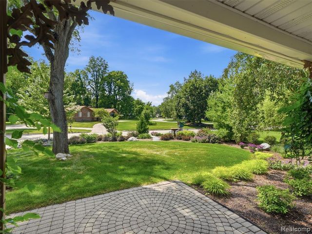 31526 Sunset Drive, Beverly Hills, MI 48025