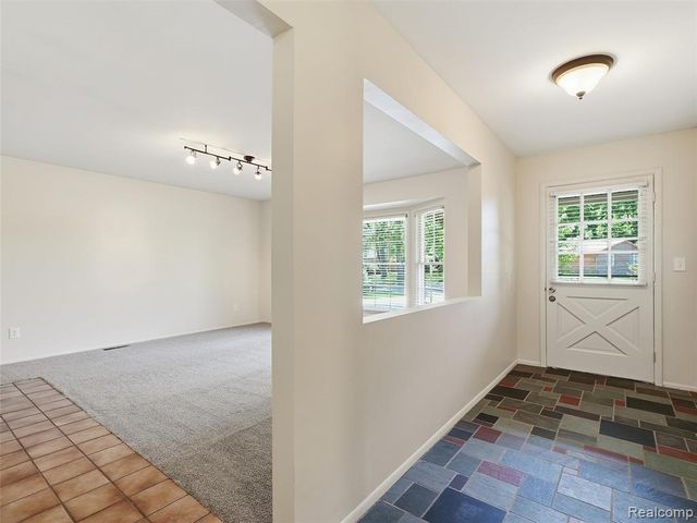 31526 Sunset Drive, Beverly Hills, MI 48025