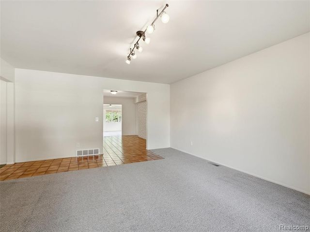 31526 Sunset Drive, Beverly Hills, MI 48025