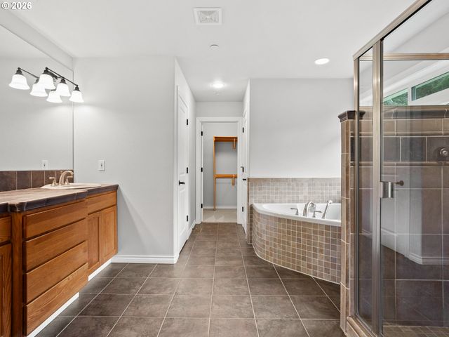 18707 Ne 229TH Ct, Brush Prairie, WA 98606