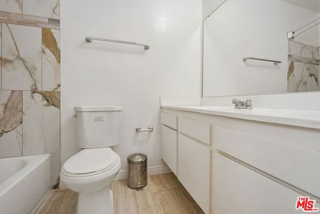 530 S Barrington Avenue 110, Los Angeles, CA 90049