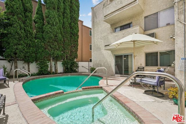 530 S Barrington Avenue 110, Los Angeles, CA 90049