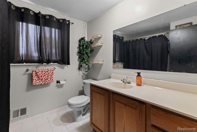 25794 Cambridge Court, Roseville, MI 48066