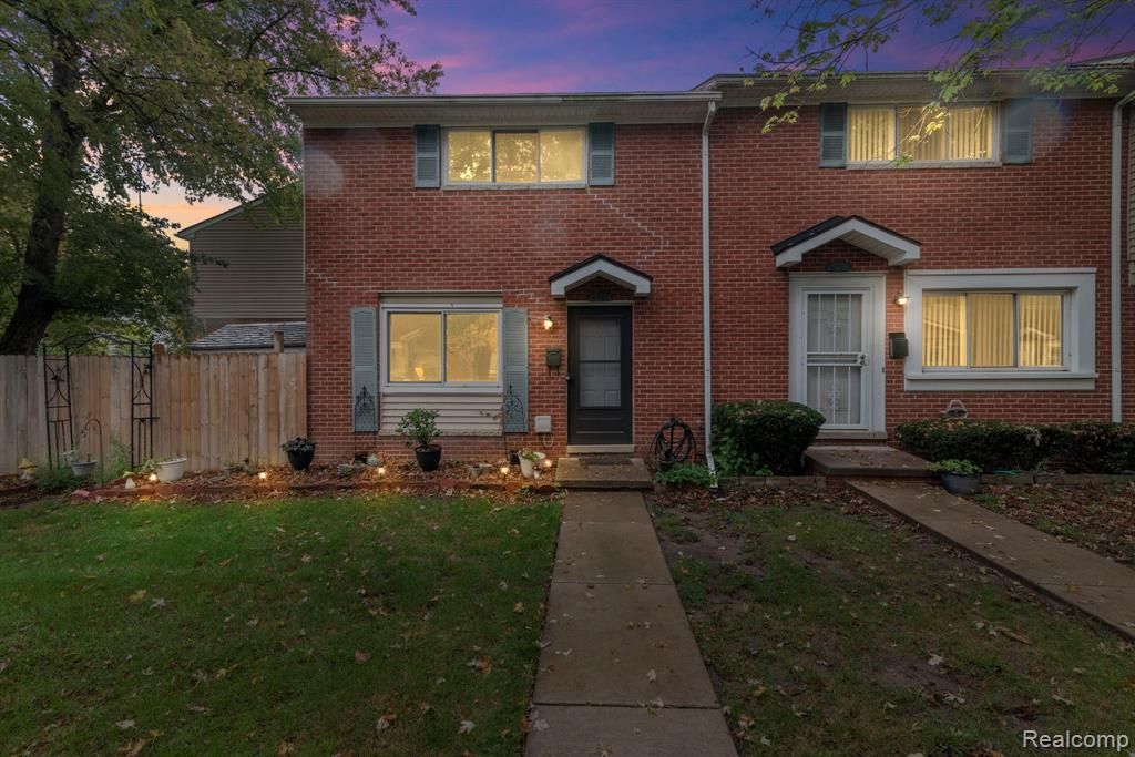 25794 Cambridge Court, Roseville, MI 48066