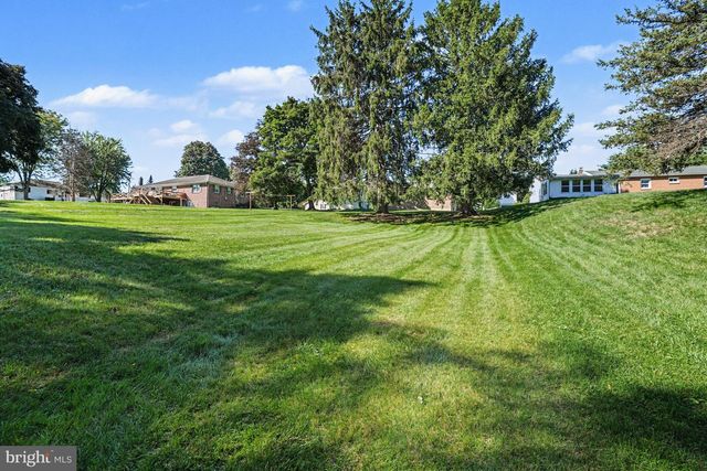 1141 FAIRMONT DR, Harrisburg, PA 17112