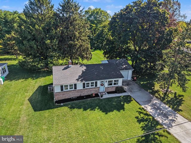 1141 FAIRMONT DR, Harrisburg, PA 17112