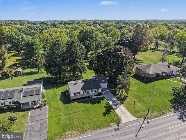 1141 FAIRMONT DR, Harrisburg, PA 17112