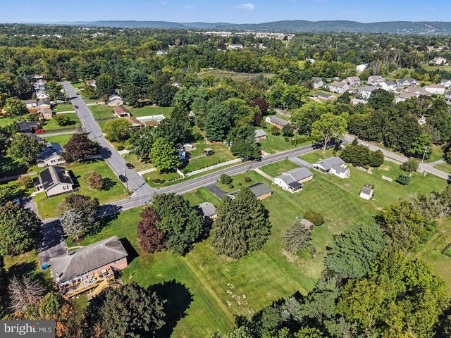 1141 FAIRMONT DR, Harrisburg, PA 17112