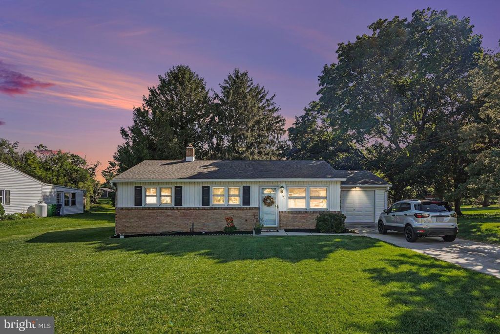 1141 FAIRMONT DR, Harrisburg, PA 17112