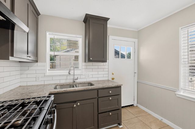 709 SE 2nd Street, Grand Prairie, TX 75051