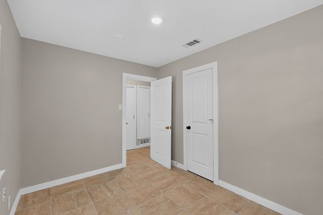 709 SE 2nd Street, Grand Prairie, TX 75051