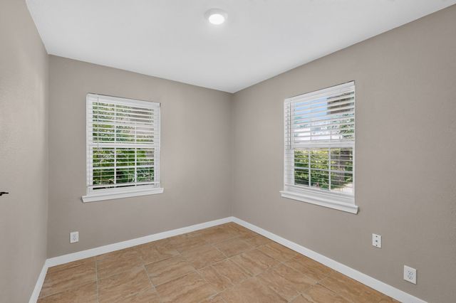 709 SE 2nd Street, Grand Prairie, TX 75051