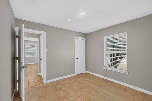 709 SE 2nd Street, Grand Prairie, TX 75051