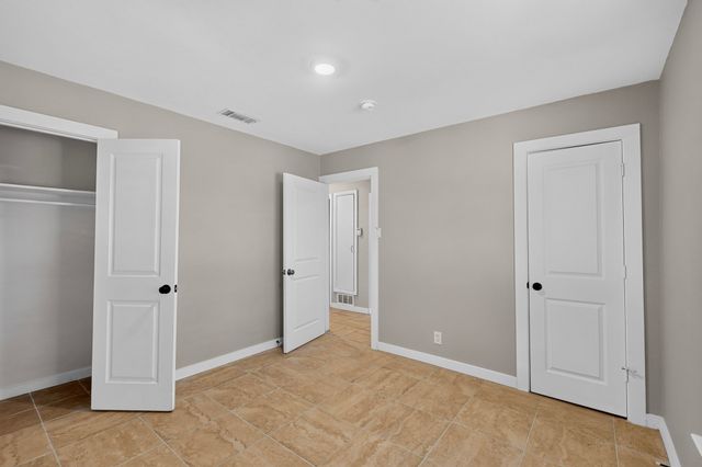 709 SE 2nd Street, Grand Prairie, TX 75051