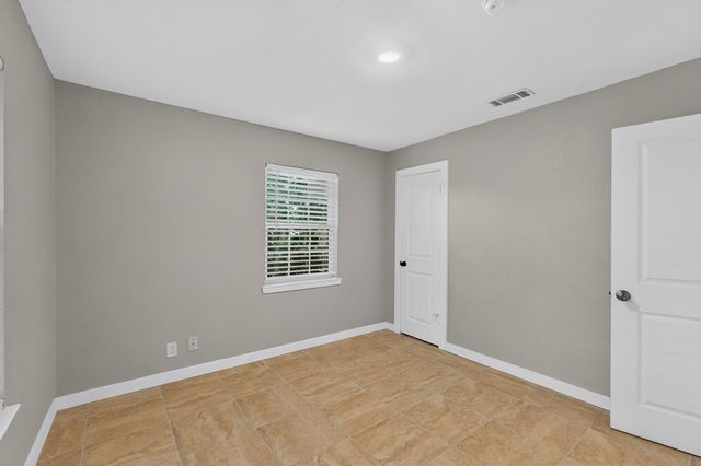 709 SE 2nd Street, Grand Prairie, TX 75051