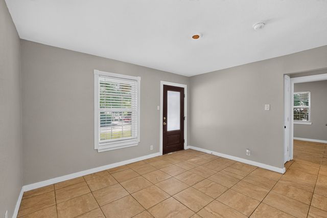 709 SE 2nd Street, Grand Prairie, TX 75051
