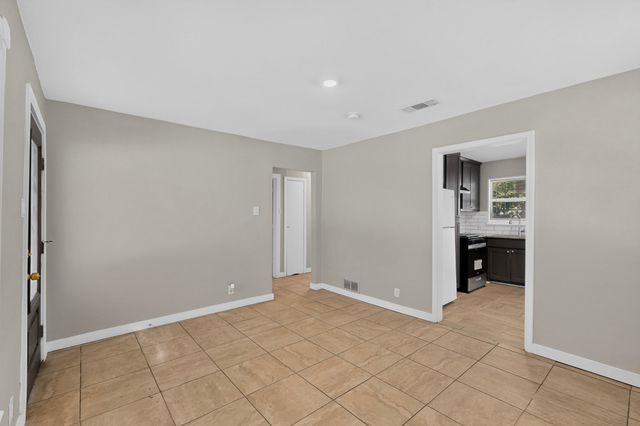 709 SE 2nd Street, Grand Prairie, TX 75051