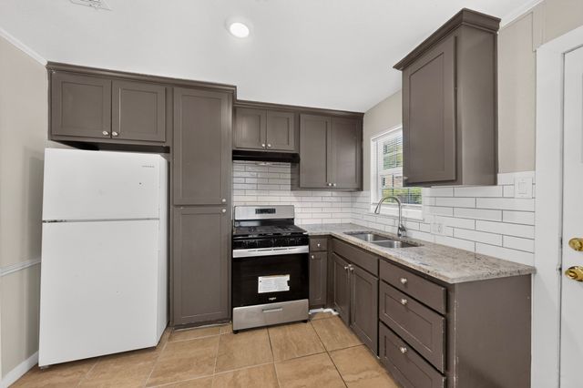 709 SE 2nd Street, Grand Prairie, TX 75051