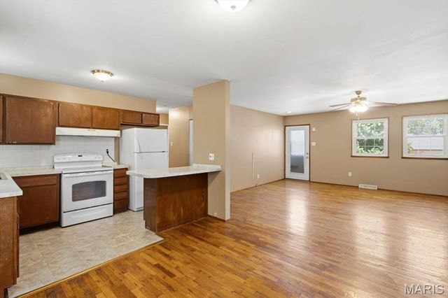 9745 Radio Drive, St Louis, MO 63123