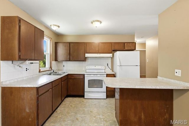 9745 Radio Drive, St Louis, MO 63123