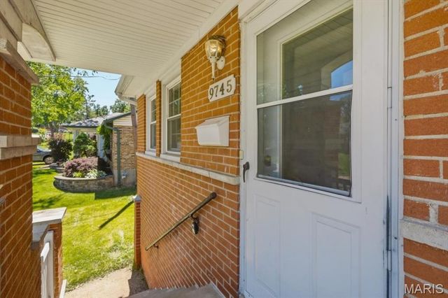 9745 Radio Drive, St Louis, MO 63123