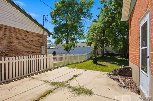 9745 Radio Drive, St Louis, MO 63123