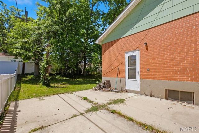 9745 Radio Drive, St Louis, MO 63123