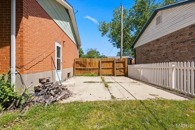9745 Radio Drive, St Louis, MO 63123