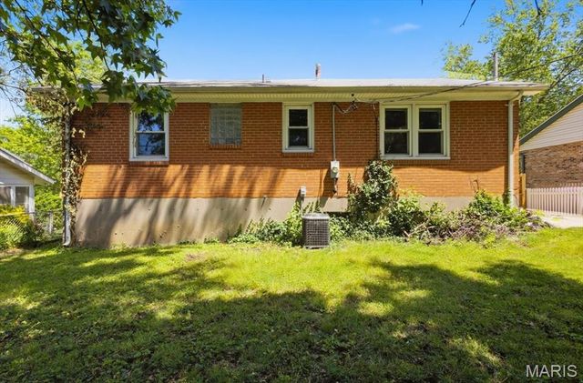 9745 Radio Drive, St Louis, MO 63123