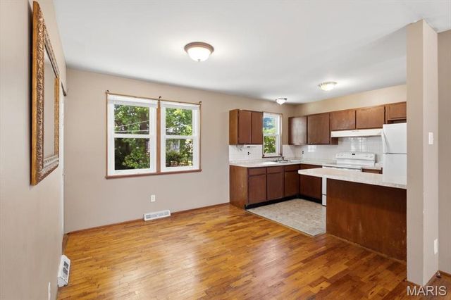 9745 Radio Drive, St Louis, MO 63123
