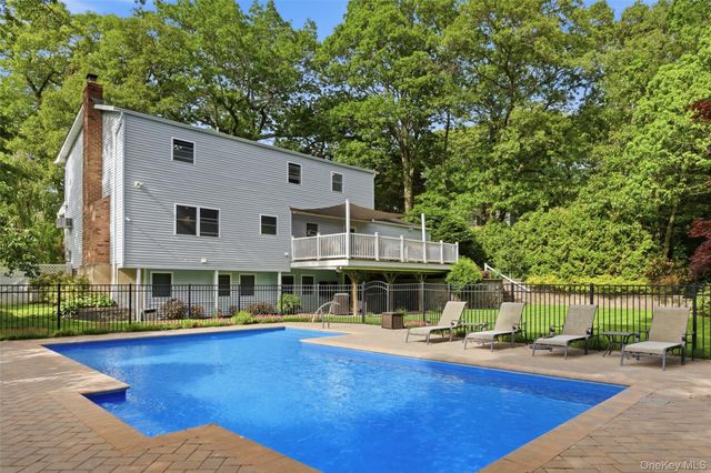 14 Julia Circle, East Setauket, NY 11733