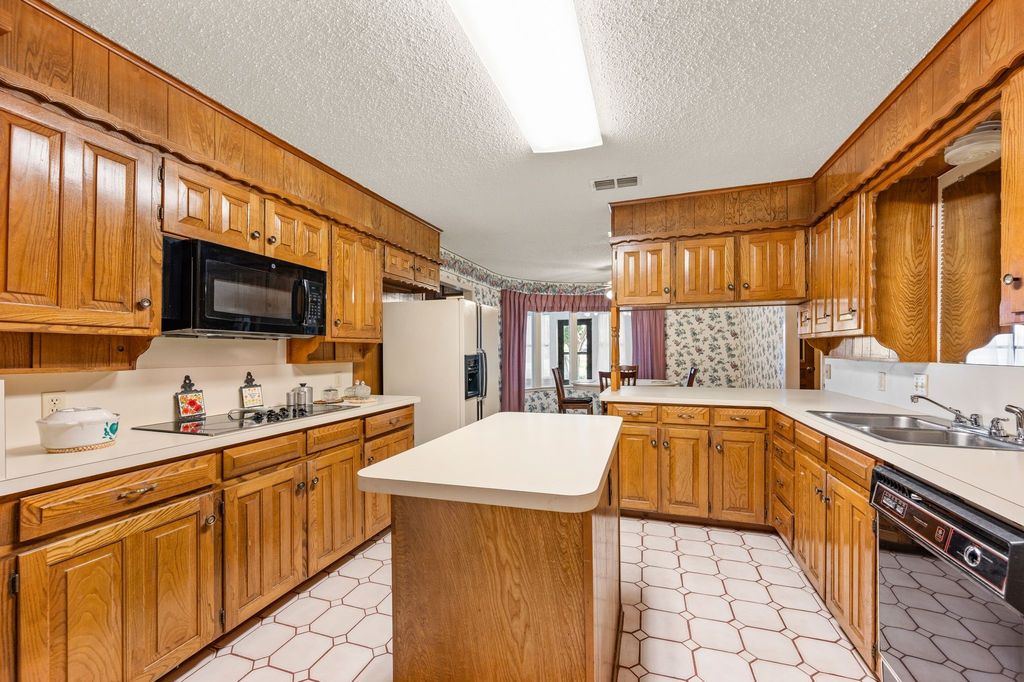 4813 Woodcreek Court, North Richland Hills, TX 76180 — photo 4