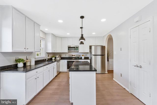 2000 GALLOWS TREE LN, Vienna, VA 22182
