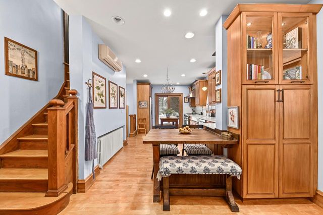 2963 N Summit AVENUE, Milwaukee, WI 53211